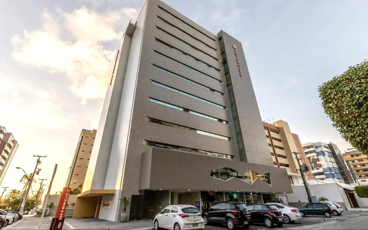 Fachada do hotel Intercity Maceió